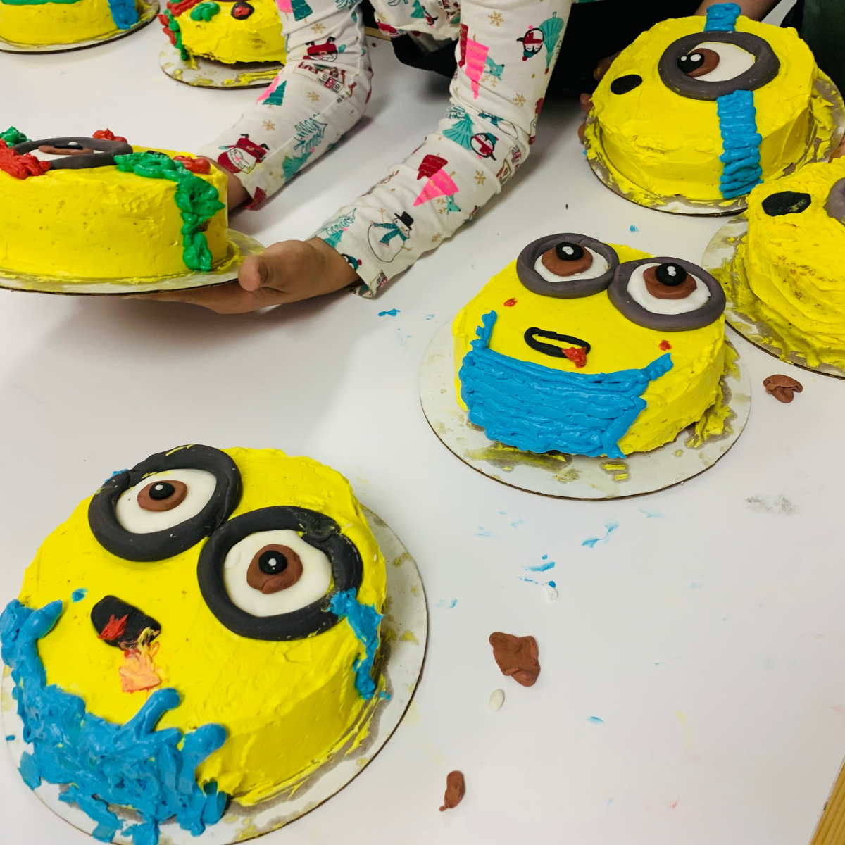I made my sons birthday cake for the Minion party tomorrow :  r/cakedecorating